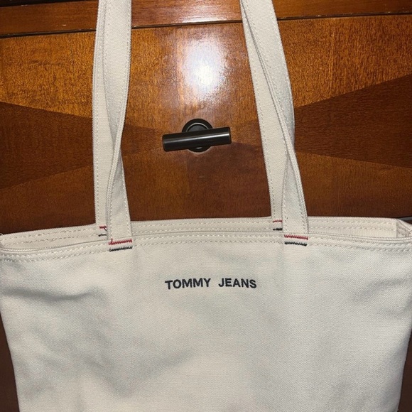 Tommy Jeans tote bag 
Used once 
Pouch pocket inside - Picture 4 of 7